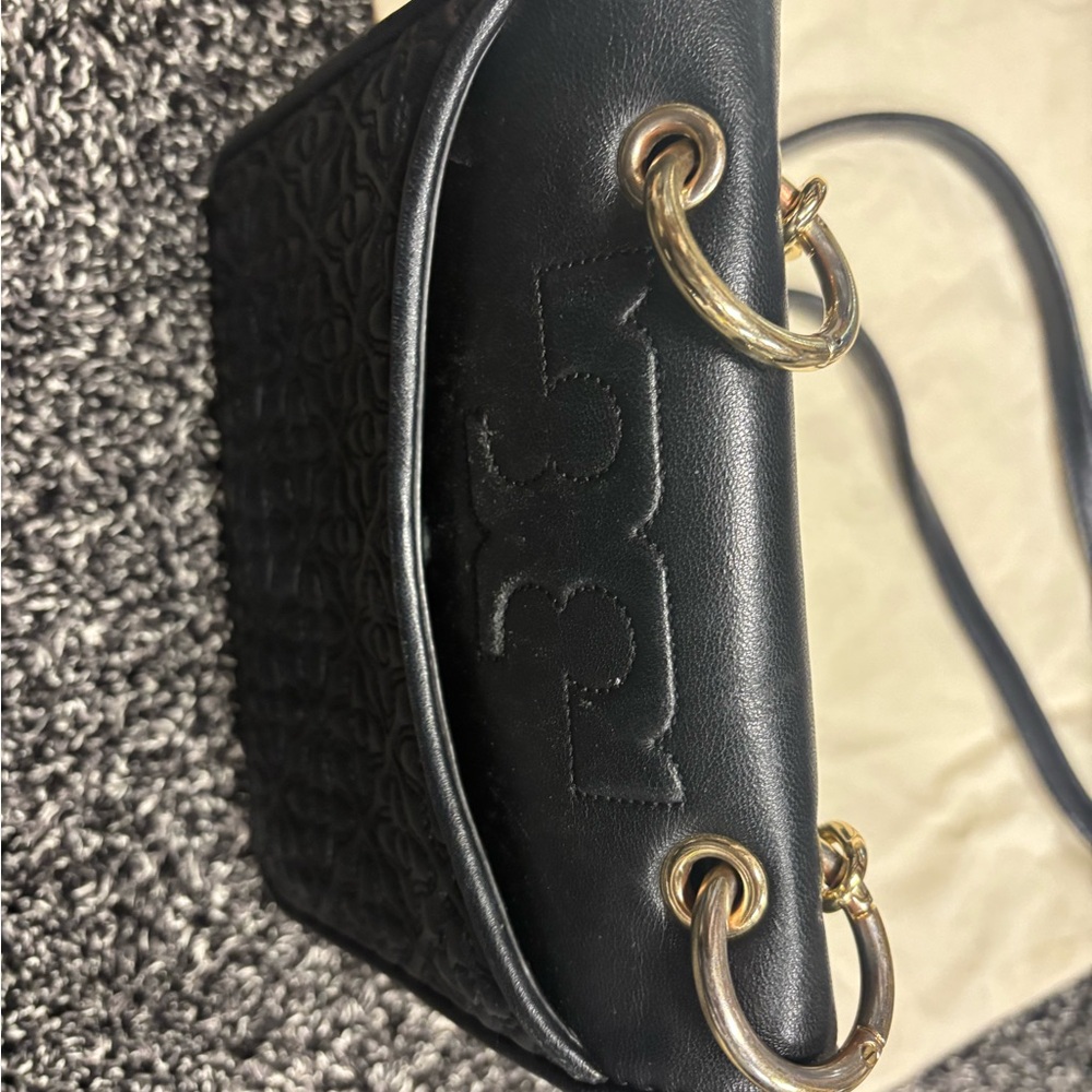 Tory Burch- Elegant Black Handbag with Gold Accents